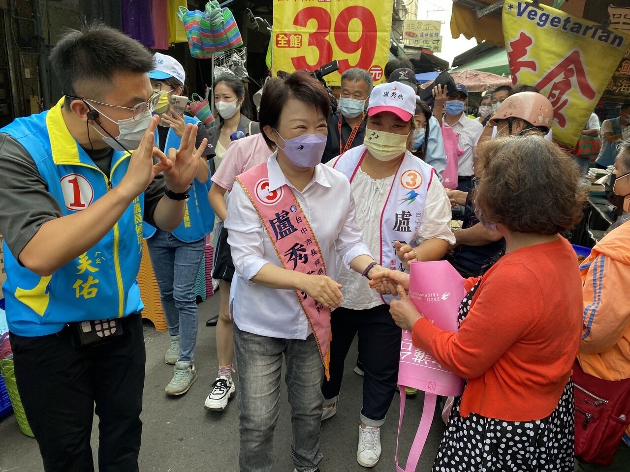 台中市長盧秀燕今天到大肚自強市場拜票掃街，受到攤商、買菜民眾熱情歡迎。記者趙容萱／攝影 