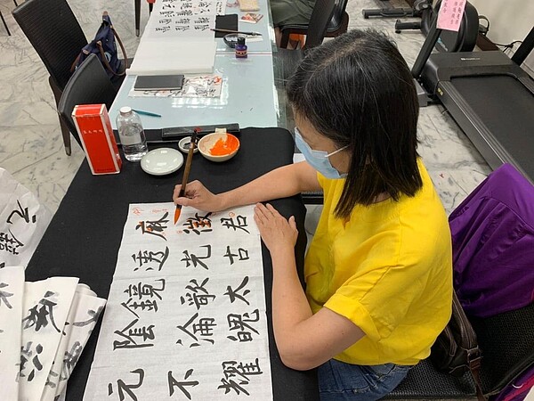 連和里興辦書法班跟國畫班，邀請里民在揮毫間體會傳統文化之美。圖取自「新北市中和區連和里活動中心」臉書粉專。

