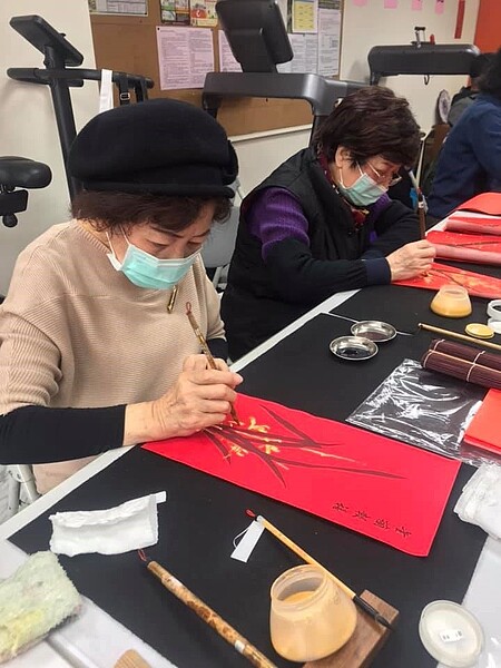 朱里長邀請里區國畫班跟書法班學員及老師現場揮毫，製作創意春聯。圖取自「新北市中和區連和里活動中心」臉書粉專。
