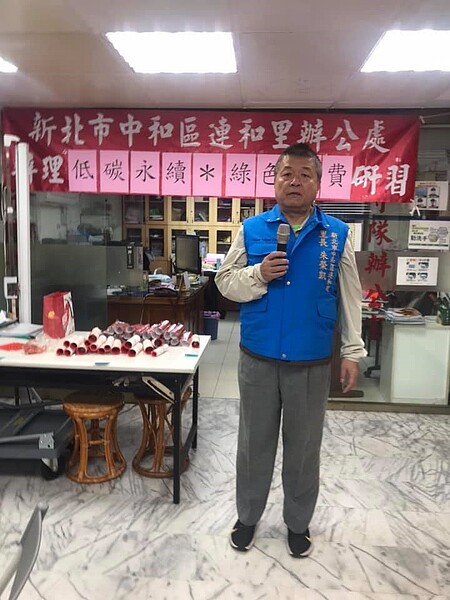 春節朱里長於里辦發放由里區國畫班跟書法班製作的創意春聯，希望把這份祝福傳遞里間。圖/取自「新北市中和區連和里活動中心」臉書粉專。
