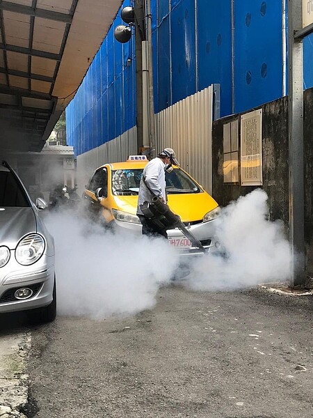 朱里長安排專業人員進行里區清消作業。圖/取自朱榮凱里長臉書專頁
