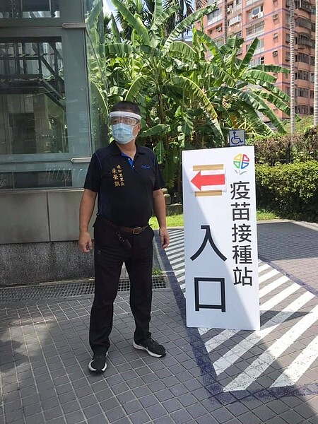 朱里長親自到疫苗接種站協助，關心里民施打狀況。圖取自朱榮凱里長臉書專頁
