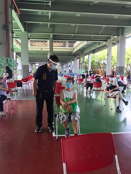 朱里長安排南山中學場地作為疫苗施打站，空間寬敞舒適。圖取自朱榮凱里長臉書專頁
