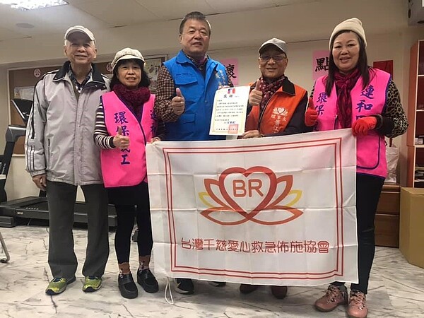 朱里長感謝千慈愛心救急佈施協會提供弱勢關懷物資。圖取自朱榮凱里長臉書專頁
