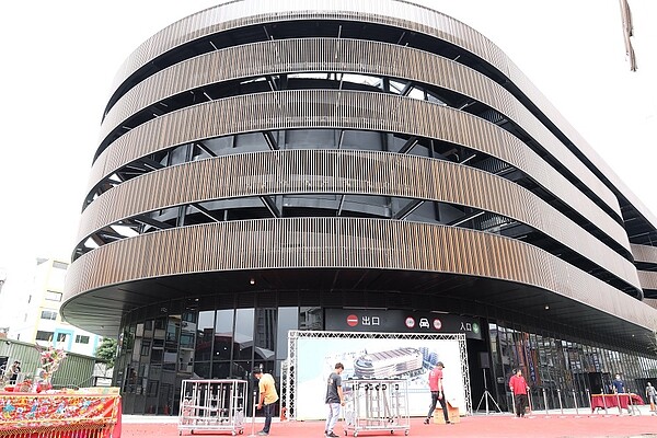 新竹縣竹東鎮仁愛立體停車場自前年10月動土開工,今(17日)舉行落成典禮。圖/竹縣府提供