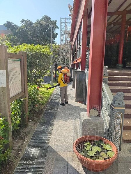 消毒注意雜草叢生的環境避免病菌孳生。圖／取自「建民里里辦公處-恭喜建民開心農場獲得社會公益獎」臉書