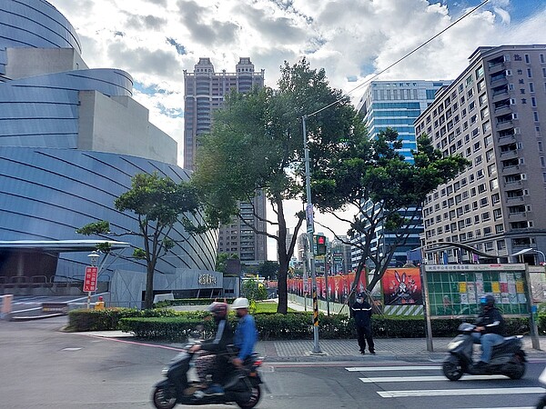 桃園這區域房市這麼威?捷運行經!拿下「3最高單價」 官方針對桃園捷運綠線沿線21個站點周邊500公尺內的地區今年第三季價量分析,G10-G11站、也就是桃園藝文特區區域,拿下3項住宅類型單價第一。圖/好房網News林和謙/攝