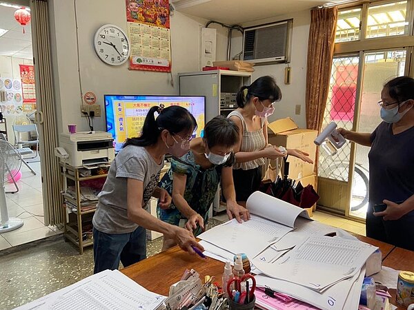 建民里里民眾開心領取中秋節禮券。圖／取自「建民里里辦公處-恭喜建民開心農場獲得社會公益獎」臉書