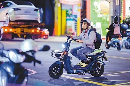 立法院日前三讀通過「道路交通管理處罰條例」,11月30日起微型電動二輪車(電動自行車)需掛牌才能上路,並登記、領用、懸掛牌照後,始得行駛道路。圖為民眾騎乘電動自行車。(陳信翰攝)