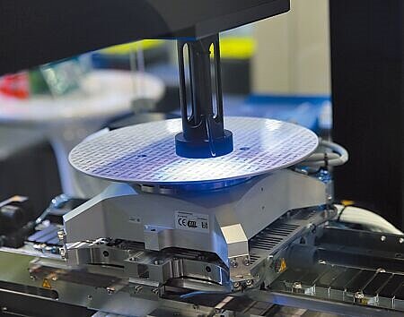 台灣半導體產業為國際矚目的焦點,國內廠商在檢測晶圓製成機器研發能量十分強大。(本報資料照片)