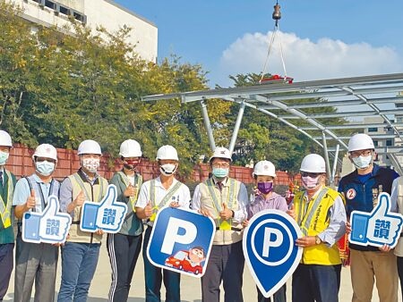 
台南市中西區體3地下停車場工程已完成88％，預計明年3月完工、5月啟用，市長黃偉哲（右四）17日出席上梁儀式。（曹婷婷攝）
