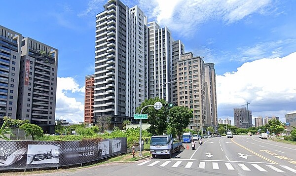 預售「傳便便」方案 他一聽超心動!眾人不挺:呼天搶地後悔死 陳秋妮指出,因台積電而房價大漲的楠梓,之前有預售案單價衝到30萬、31萬元,最近有接到換約案件,單價降到25、26萬左右,等於一坪降了5萬元左右。圖/google map