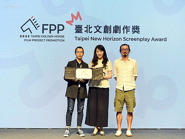 蘇奕瑄(左)首部電影長片《青春並不溫柔》抱走臺北文創劇作獎。(圖:臺北文創提供)