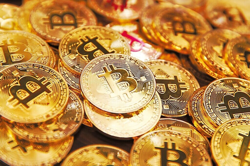 加密貨幣交易所FTX無預警聲請破產,美國聯邦眾議院金融服務委員會將於12月開聽證會進行調查。圖為比特幣。圖/中時報系資料照