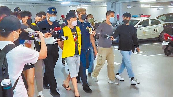 新北市警方接連破獲「台版柬埔寨」詐騙集團,警方至新店中央路商旅攻堅,成功營救被害人。(新店分局提供/王揚傑新北傳真)