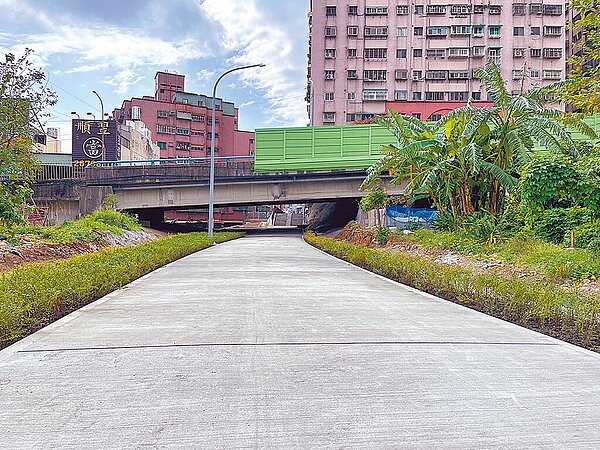 新北市鶯歌區國光街道路瓶頸打通工程完工後,新闢人行步道,有效縮短民眾從國光街至捷運國華站的步行時間。(新北市工務局提供/葉德正新北傳真)