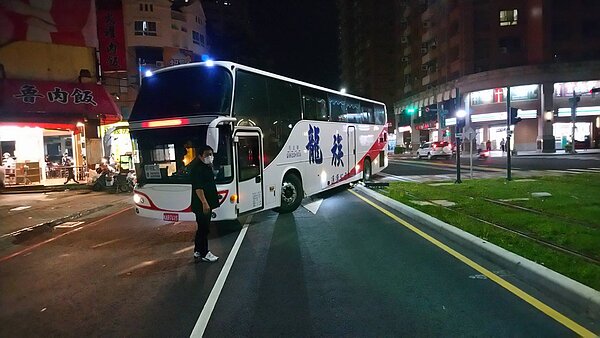 昨晚高雄發生遊覽車轉彎不慎撞倒輕軌聲光號誌燈意外。記者林巧璉/翻攝