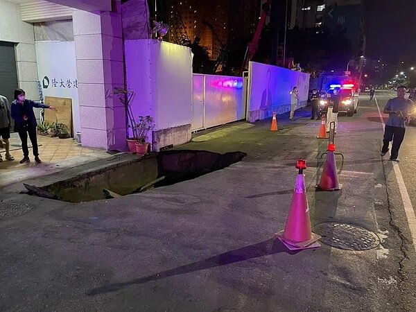 高市一工地施工不慎造成道路坍塌，建管處勒令停工，漏夜要求搶修。圖／讀者提供