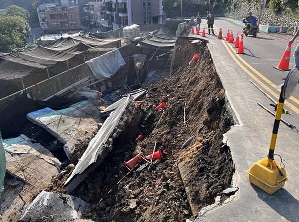 新北市樹林區光興街146號路基坍塌，出現一道長17公尺、寬6公尺，深12公尺的凹洞，初估坍塌面積約51平方公尺。記者曾伯愷／翻攝