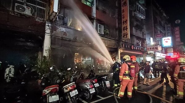 新北市新莊區幸福路一棟公寓騎樓起火，火勢瞬間竄燒陷入火海一片，火勢10分鐘撲滅，起火原因待查。記者曾伯愷／翻攝