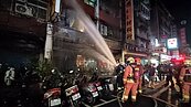 新北新莊公寓騎樓竄火　燒21輛機車5人送醫