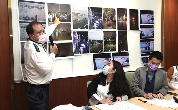 北市百齡橋水災泡水車受害市民(左)說明當天涉水救車的過程。記者黃義書/攝影