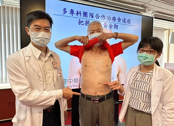 58歲陳姓男子罹患食道癌第3期(中)今分享抗癌經驗,並呼籲病友勇敢抗癌。圖/台中榮總提供