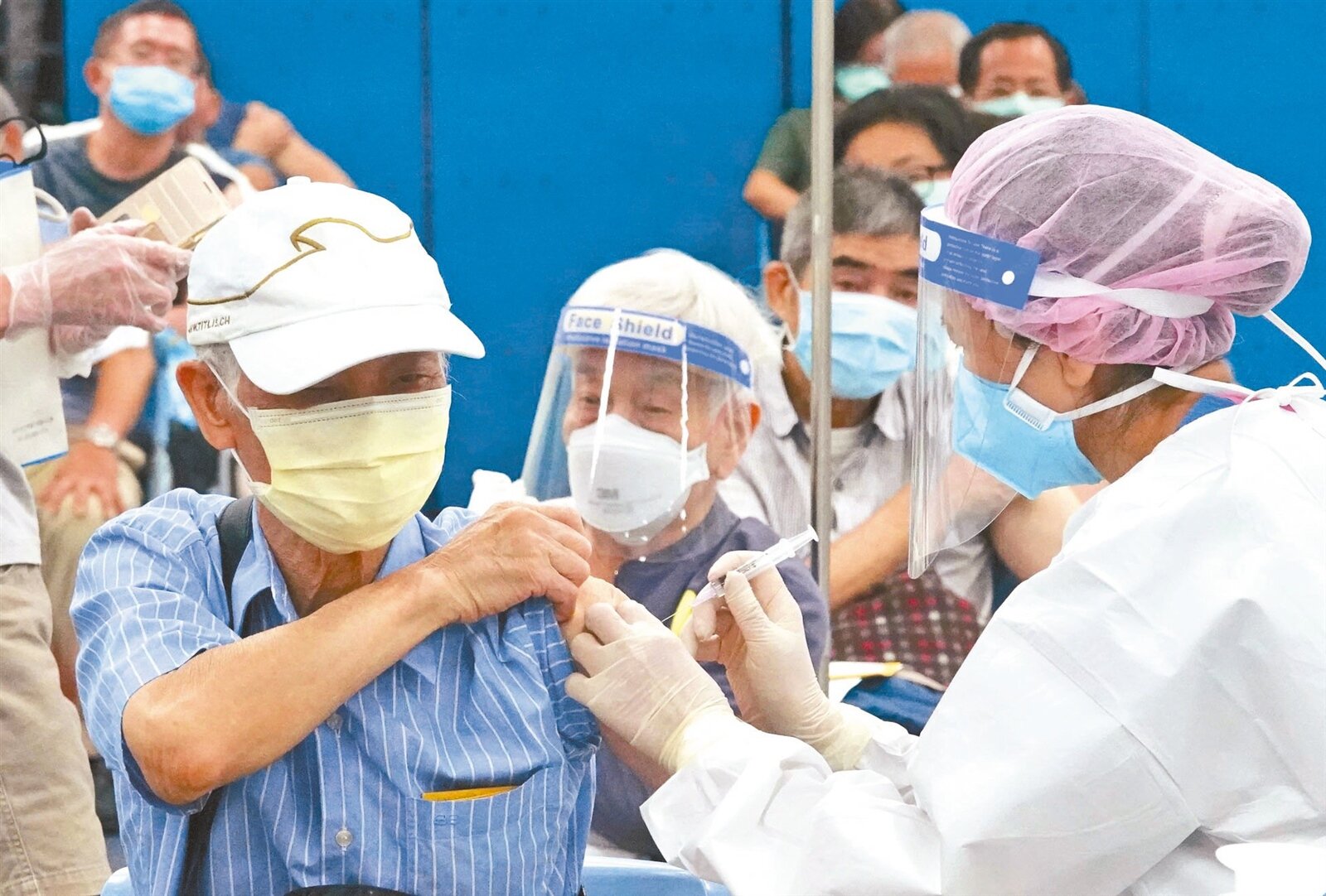 莫德納BA.4/5次世代疫苗(追加劑)18日開打,十二歲以上民眾,若符合資格可至各縣市衛生局查詢注射站。圖為先前民眾施打新冠疫苗情形。圖/聯合報資料照片