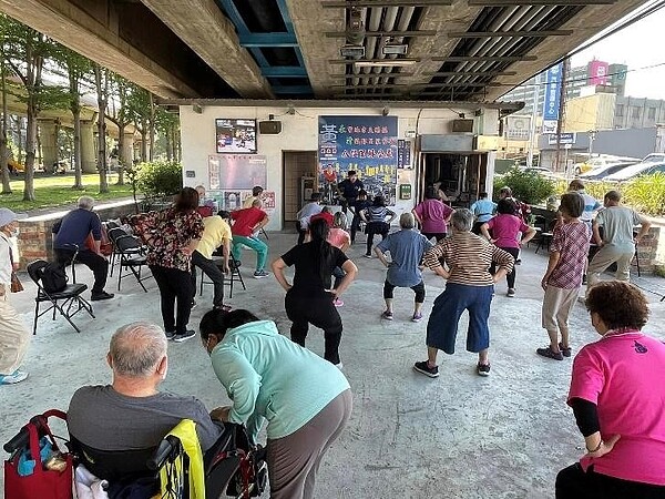 八仙里的銀髮族健康促進課程。圖/取自黃永清臉書粉絲專頁