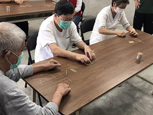 靜態的課程邀請八仙里銀髮族來動動腦。圖/取自黃永清臉書粉絲專頁