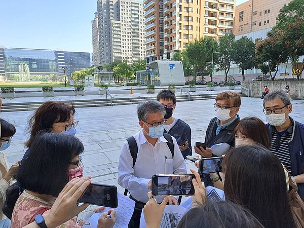 台中市環保局長陳宏益説,台中市將施行垃圾費隨袋徵收,最快1年內試辦。圖/環團提供