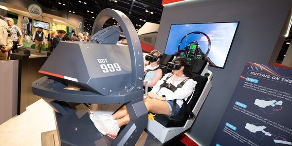 智崴參加在美國佛羅里達州奧蘭多舉辦的IAAPA Expo，發表最新型雙人座體感飛行模擬座艙，讓玩家體驗宛如電影捍衛戰士，衝上雲霄戰鬥的熱血奔騰。圖／智崴提供
