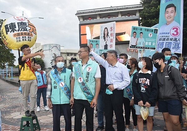 柯文哲(前排右三)抵達黃昏市場後,看到時代力量縣議員第三選區候選人陳慶元(左一)隻身一人拜票,還上前握手加油打氣。記者王思慧/攝影