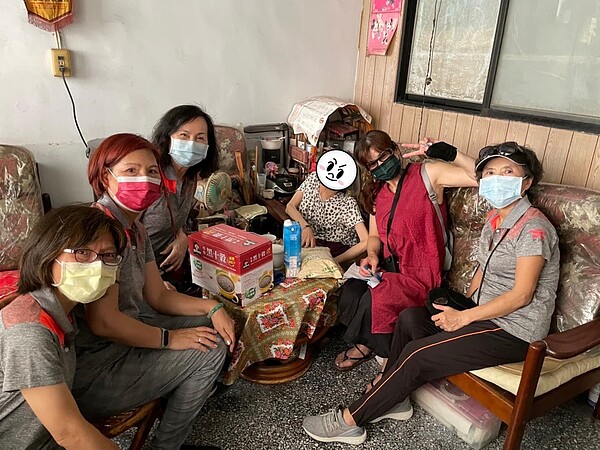 里長夫人帶領志工分送愛心物資,將普度供品分裝給里內獨居長輩及關懷戶。圖/取自許宮銘臉書