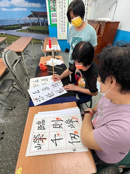 社區書法班。圖／臉書提供