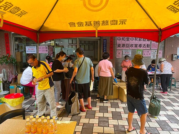 中和里中秋節敦親睦鄰暨資源回收宣導。圖／黃景煌里長臉書提供