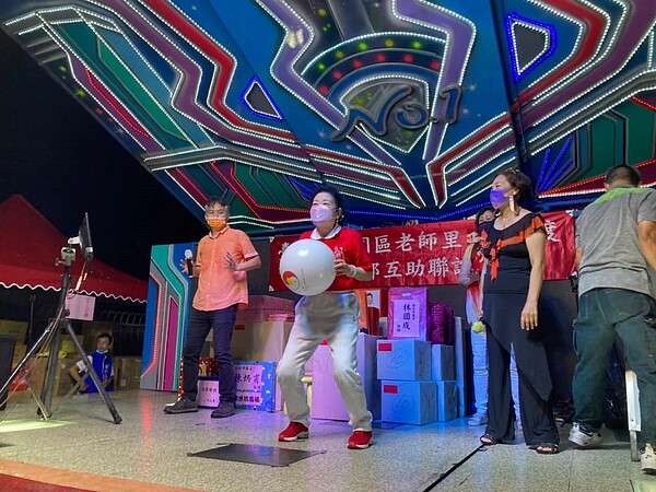 老師里舉辦中秋聯歡活動,里長邀請里區二胡、元極舞班隊表演。圖/取自許宮銘臉書