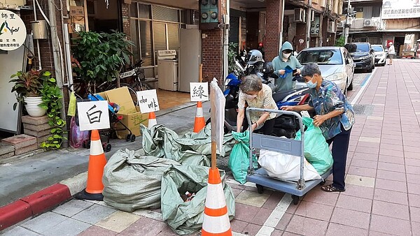 老師里辦理「幸福有里」資源回收活動，里民熱烈參與。圖／取自許宮銘臉書
