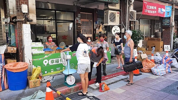 老師里每月辦理「幸福有里」資源回收活動。圖/取自許宮銘臉書