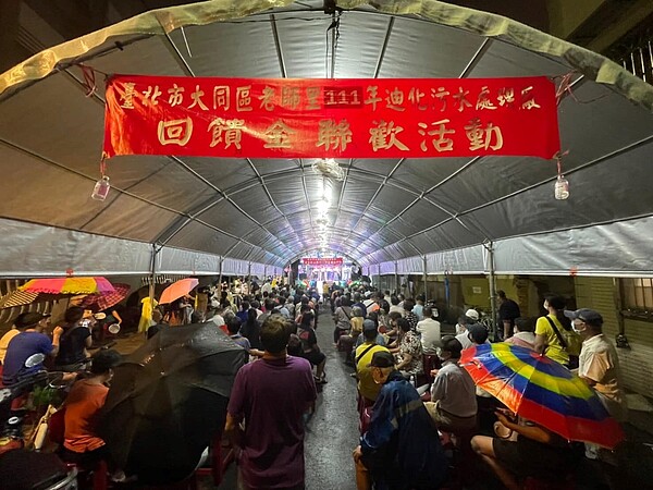 老師里舉辦中秋聯歡活動,里民熱情參與,座無虛席。圖/取自許宮銘臉書