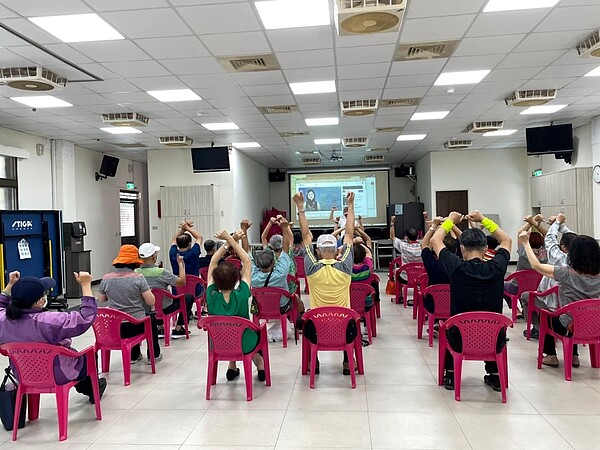 老師里長照講座，里民認真參與互動。圖／取自許宮銘臉書

