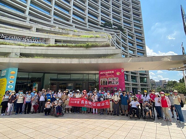 活動帶長輩到許多地方旅遊。圖／截取自「臺北市鄰里服務網」