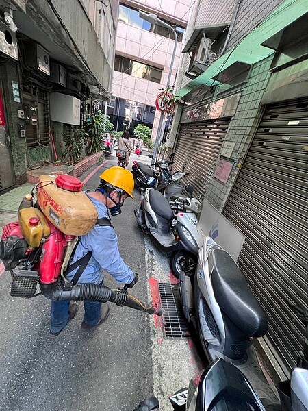建泰里防疫工作不馬虎,定期進行環境清消。圖/取自陳鵬程里長臉書