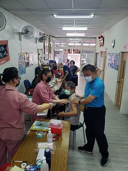 建泰里安排中興醫院團隊至里區協助疫苗施打。圖/取自陳鵬程里長臉書