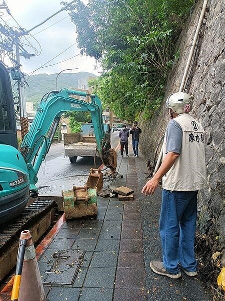 力彰里長協助處理水溝堵塞問題。圖／取自新北投中心里活動報您知臉書粉絲專頁