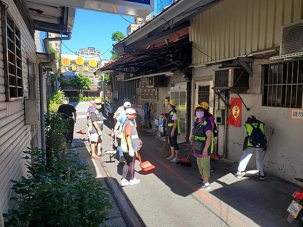 建泰里定期舉辦清潔日，攜里民一同維護乾淨家園。圖／取自陳鵬程里長臉書
