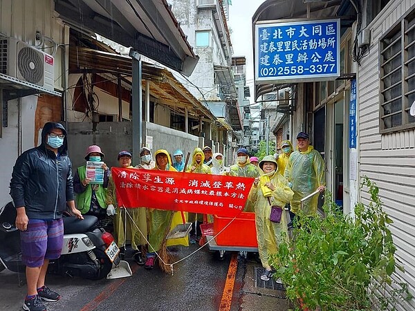 建泰里定期舉辦清潔日，攜里民一同維護乾淨家園。圖／取自陳鵬程里長臉書
