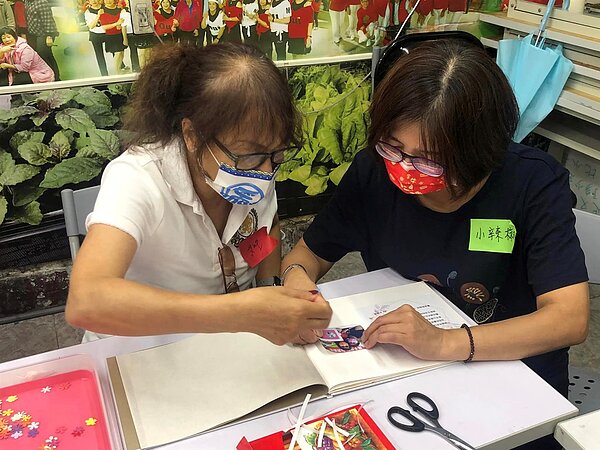 藝術創作人生故事書。圖／李炳廉里長臉書