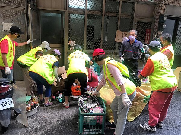 李炳廉里長和清江環保志工們一同為中風的獨居老人清理房間。圖／李炳廉里長臉書