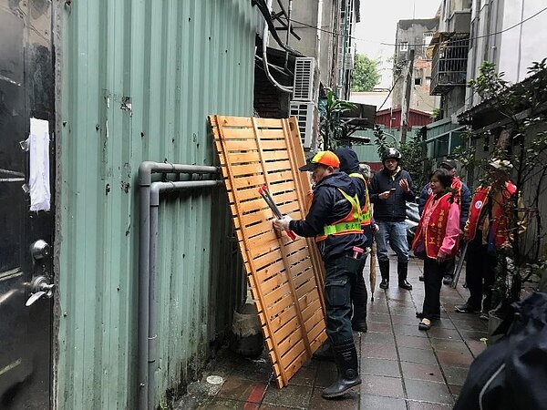 萬壽里的年終大掃除活動。圖/取自台北市鄰里服務網